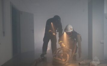 Абаканские пожарные потренировались тушить торговый центр Фото МЧС