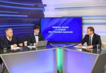 Валентин Коновалов рассказал о развитии социальной среды в Хакасии Прямая линия с Валентином Коноваловым. Фото предоставлено пресс-службой главы РХ