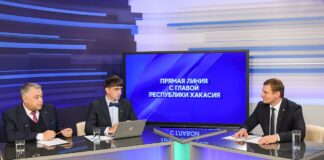 Валентин Коновалов рассказал о развитии социальной среды в Хакасии Прямая линия с Валентином Коноваловым. Фото предоставлено пресс-службой главы РХ