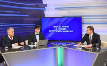Валентин Коновалов рассказал о развитии социальной среды в Хакасии Прямая линия с Валентином Коноваловым. Фото предоставлено пресс-службой главы РХ