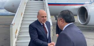 Мишустин отметил серьезный промышленный потенциал Тувы Михаил Мишустин и Владислав Ховалыг. Кадр съемки пресс-службы правительства РФ