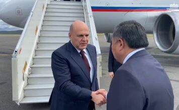 Мишустин отметил серьезный промышленный потенциал Тувы Михаил Мишустин и Владислав Ховалыг. Кадр съемки пресс-службы правительства РФ