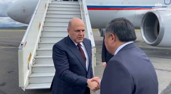 Мишустин отметил серьезный промышленный потенциал Тувы Михаил Мишустин и Владислав Ховалыг. Кадр съемки пресс-службы правительства РФ