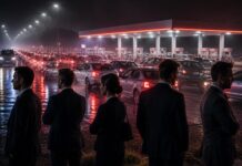 Топливный кризис: почему наши кандидаты ходят вокруг да около серьёзных проблем Кандидаты и АЗС. Изображение нейросети