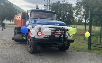 Усть-Абаканская спортшкола получила обновленную лёдозаливочную машину Фото из телеграм-канала главы Усть-Абаканского района