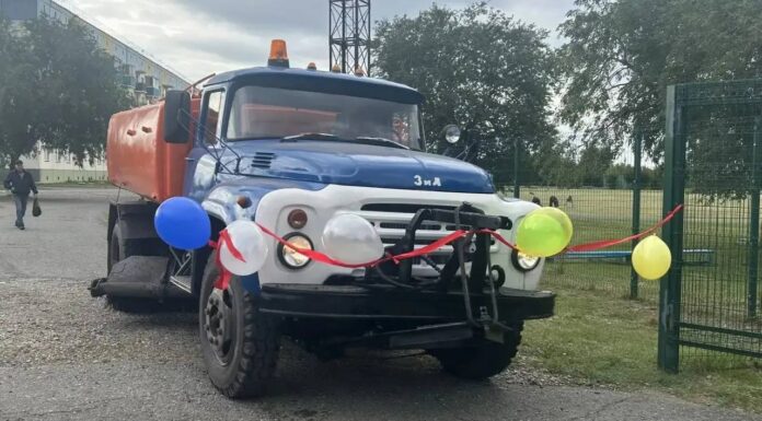 Усть-Абаканская спортшкола получила обновленную лёдозаливочную машину Фото из телеграм-канала главы Усть-Абаканского района