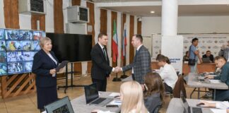 Валентин Коновалов посетил Центр наблюдения за ходом голосования Фото предоставлено пресс-службой главы РХ