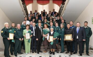 Валентин Коновалов поблагодарил работников отрасли Фото предоставлено пресс-службой главы РХ