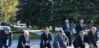 Московская делегация и Валентин Коновалов в Абакане почтили память героев Великой Отечественной войны Фото предоставлено пресс-службой главы РХ