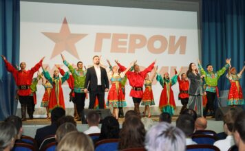Валентин Коновалов вручил дипломы участникам проекта «Герои Хакасии» Фото со страницы главы РХ