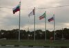 Знамена на въезде в Абакан остались без партийной символики Знамена на въезде в Абакан. Фото со страницы Валерия Старостина