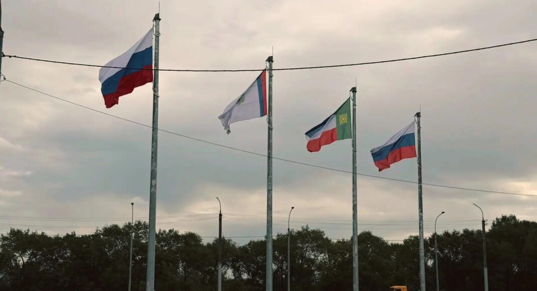 Знамена на въезде в Абакан. Фото со страницы Валерия Старостина Знамена на въезде в Абакан. Фото со страницы Валерия Старостина