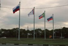 Знамена на въезде в Абакан. Фото со страницы Валерия Старостина