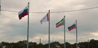 Знамена на въезде в Абакан остались без партийной символики Знамена на въезде в Абакан. Фото со страницы Валерия Старостина