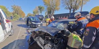 В Абакане спасатели деблокировали женщину после серьезного ДТП Кадр съемки МЧС
