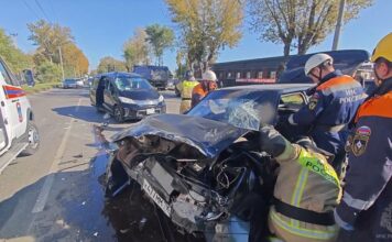 В Абакане спасатели деблокировали женщину после серьезного ДТП Кадр съемки МЧС