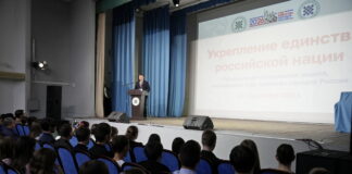 Валентин Коновалов дал старт региональной неделе, посвященной Году единства народов России Фото предоставлено пресс-службой главы РХ