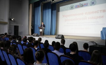 Валентин Коновалов дал старт региональной неделе, посвященной Году единства народов России Фото предоставлено пресс-службой главы РХ