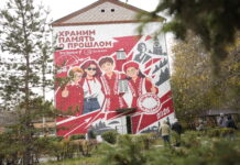 Валентин Коновалов принял участие в открытии мурала «Хранители истории» Фото предоставлено пресс-службой главы РХ