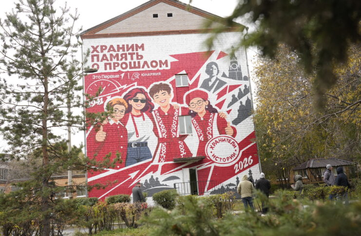 Валентин Коновалов принял участие в открытии мурала «Хранители истории» Фото предоставлено пресс-службой главы РХ