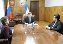 Встреча Валентина Коновалова с Ниной Леонченко и Татьяной Можаровой. Фото со страницы главы РХ