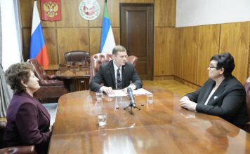 Встреча Валентина Коновалова с Ниной Леонченко и Татьяной Можаровой. Фото со страницы главы РХ
