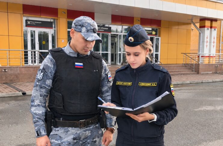 Приставам в Черногорске пришлось решать спор экс-супругов о кредите Фото со страницы УФССП по РХ