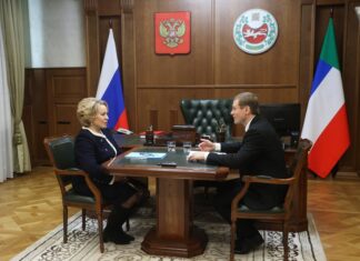 Валентина Матвиенко и Валентин Коновалов. Фото предоставлено пресс-службой главы РХ